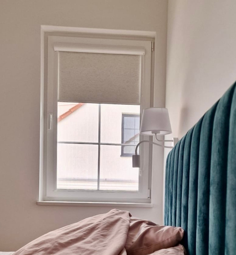 roleta zaciemniająca w kasecie z prowadnicami