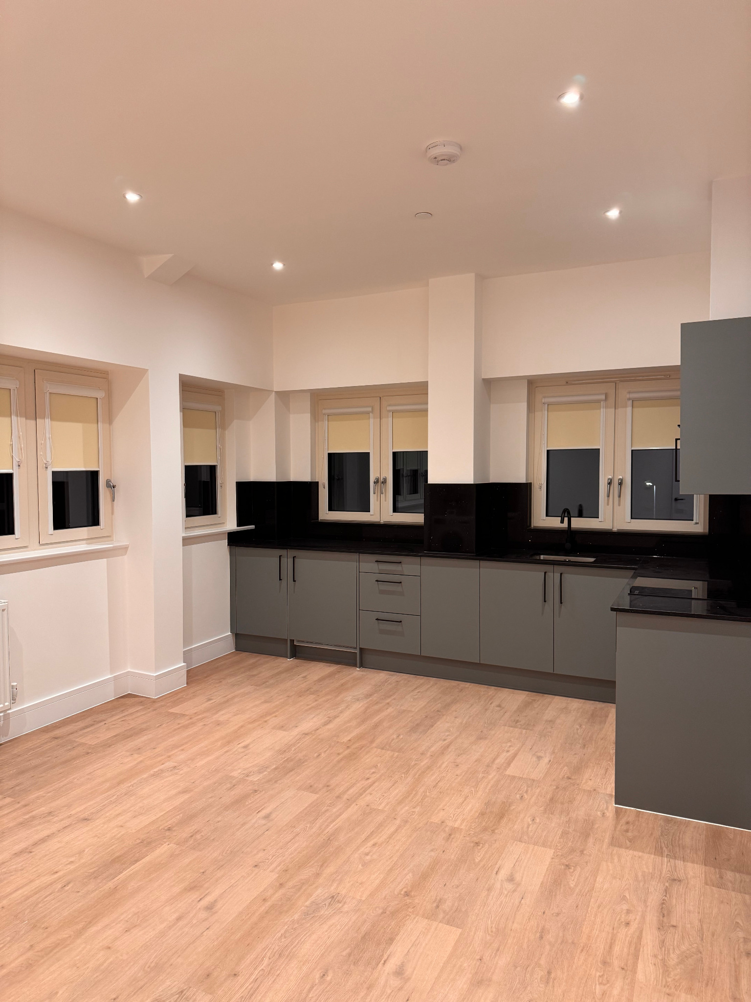 rolety materiałowe w kasetach z prowadnicami do mieszkań na wynajem