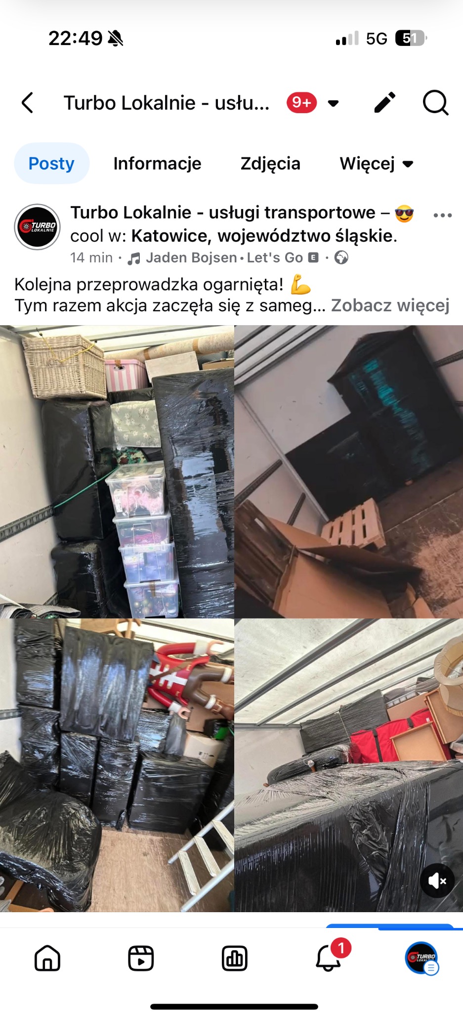 Załadunek mienia do transportu: spakowane i ofoliowane przedmioty, w tym pudła, meble i zabawki, zabezpieczone w przestrzeni ładunkowej busa podczas przeprowadzki.