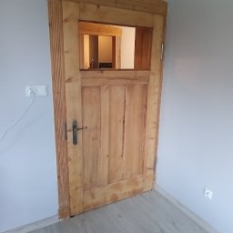 Odrestaurowanie powojennych drzwi i przywrócenie im naturalnego wyglądu