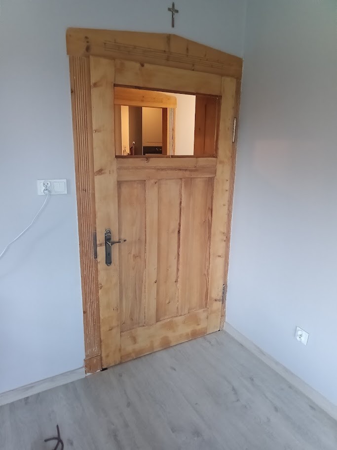 Odrestaurowanie powojennych drzwi i przywrócenie im naturalnego wyglądu