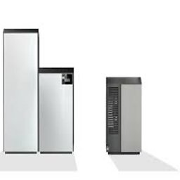 MULTIHEAT PATRYK SZUBIŃSKI - Nowoczesny zestaw grzewczy: srebrny piec z czarnym panelem sterowania i zasobnikiem, ujęcie na białym tle. Minimalistyczny design.