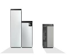 Nowoczesny zestaw grzewczy: srebrny piec z czarnym panelem sterowania i zasobnikiem, ujęcie na białym tle. Minimalistyczny design.