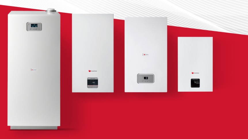 Cztery białe gazowe kotły kondensacyjne marki Saunier Duval na czerwonym tle, różniące się wielkością i typem wyświetlacza.