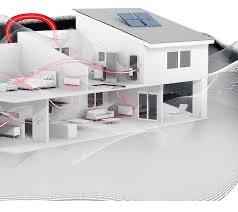 Schemat domu z zaznaczonym na czerwono systemem ogrzewania podłogowego, widoczne panele słoneczne na dachu i przekrój pomieszczeń.