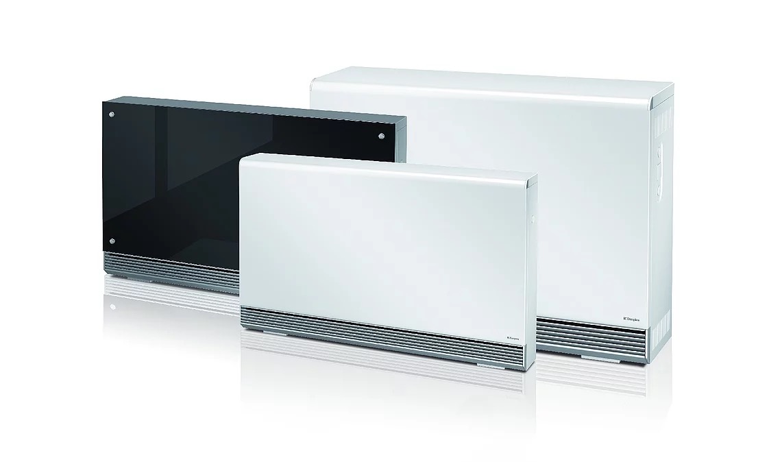 Trzy grzejniki konwektorowe w różnych rozmiarach i kolorach (czarny, biały) na białym tle. Minimalistyczny design, poziome żebra w dolnej części obudowy.