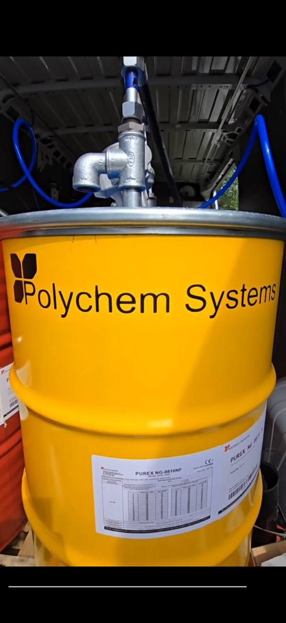 Żółta beczka z pianką PUR Polychem Systems Purex NG-0810NF w furgonetce, przygotowana do ocieplania. Usługi w Warszawie.