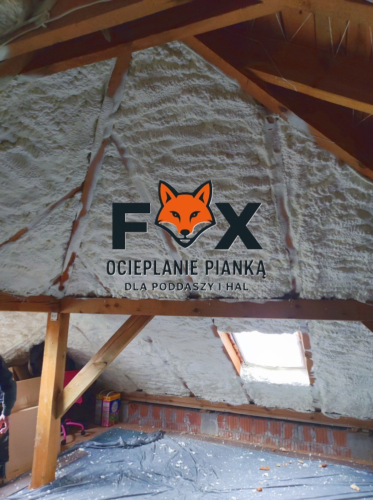 Poddasze po ociepleniu pianką PUR z widocznym oknem dachowym i elementami konstrukcji drewnianej. Na pierwszym planie folia ochronna.