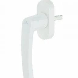 Biała klamka okienna z widocznym trzpieniem, prezentowana na jasnym tle. Detal okucia okiennego, element systemu zamykania okna.