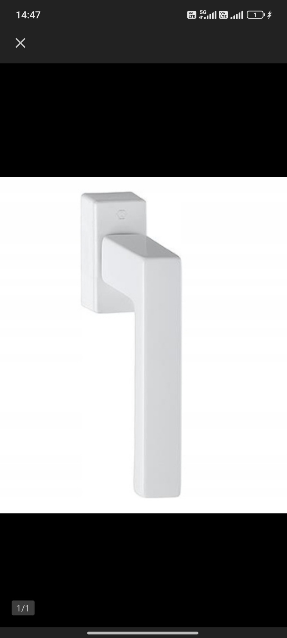 Biała, nowoczesna klamka okienna na białym tle, prezentowana w zbliżeniu. Widoczne detale wykończenia i minimalistyczny design.