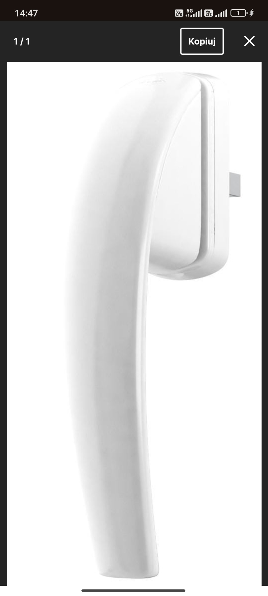 Biała klamka okienna z tworzywa sztucznego, widoczna z boku na jasnym tle. Klamka o ergonomicznym kształcie, gotowa do montażu lub wymiany w oknie.