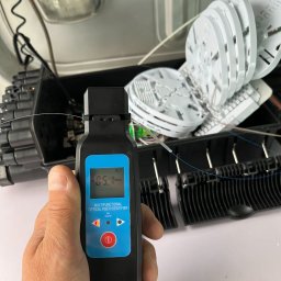 LinkSat Serwis Anten i Światłowodów - Pomiar światłowodu identyfikatorem mocy optycznej w skrzynce telekomunikacyjnej. Sprawdzanie sygnału światłowodowego podczas instalacji.