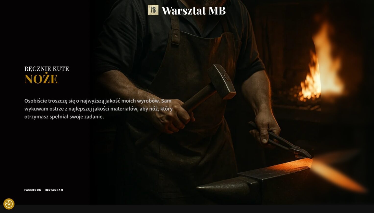 Kowal w warsztacie MB kuje ręcznie nóż. Widoczny młot, kowadło i ogień. Ciemne, klimatyczne oświetlenie podkreśla rękodzielniczy charakter.