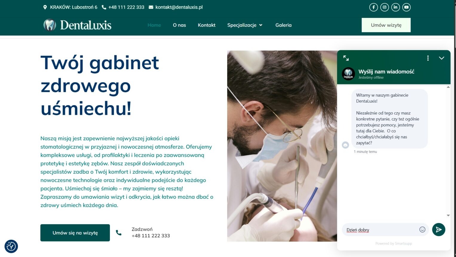 Strona gabinetu dentystycznego Dentaluxis z widocznym oknem czatu online i zdjęciem lekarza podczas zabiegu. Kontakt i umówienie wizyty.