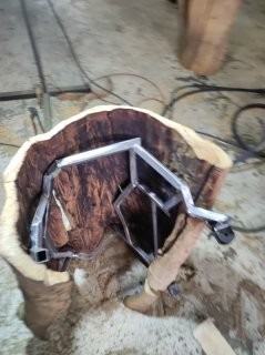 Surowy blat drewniany z metalową konstrukcją, warsztatowy klimat, niedokończony stolik kawowy z naturalnym pęknięciem w drewnie, spawana rama z profili.