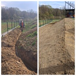 ARKOP - Zdjęcie 'przed i po' niwelacji terenu pod ogrodzenie panelowe. Po lewej wykop pod fundament, po prawej wyrównany teren z widocznymi śladami opon. W tle drzewa i błękitne niebo.