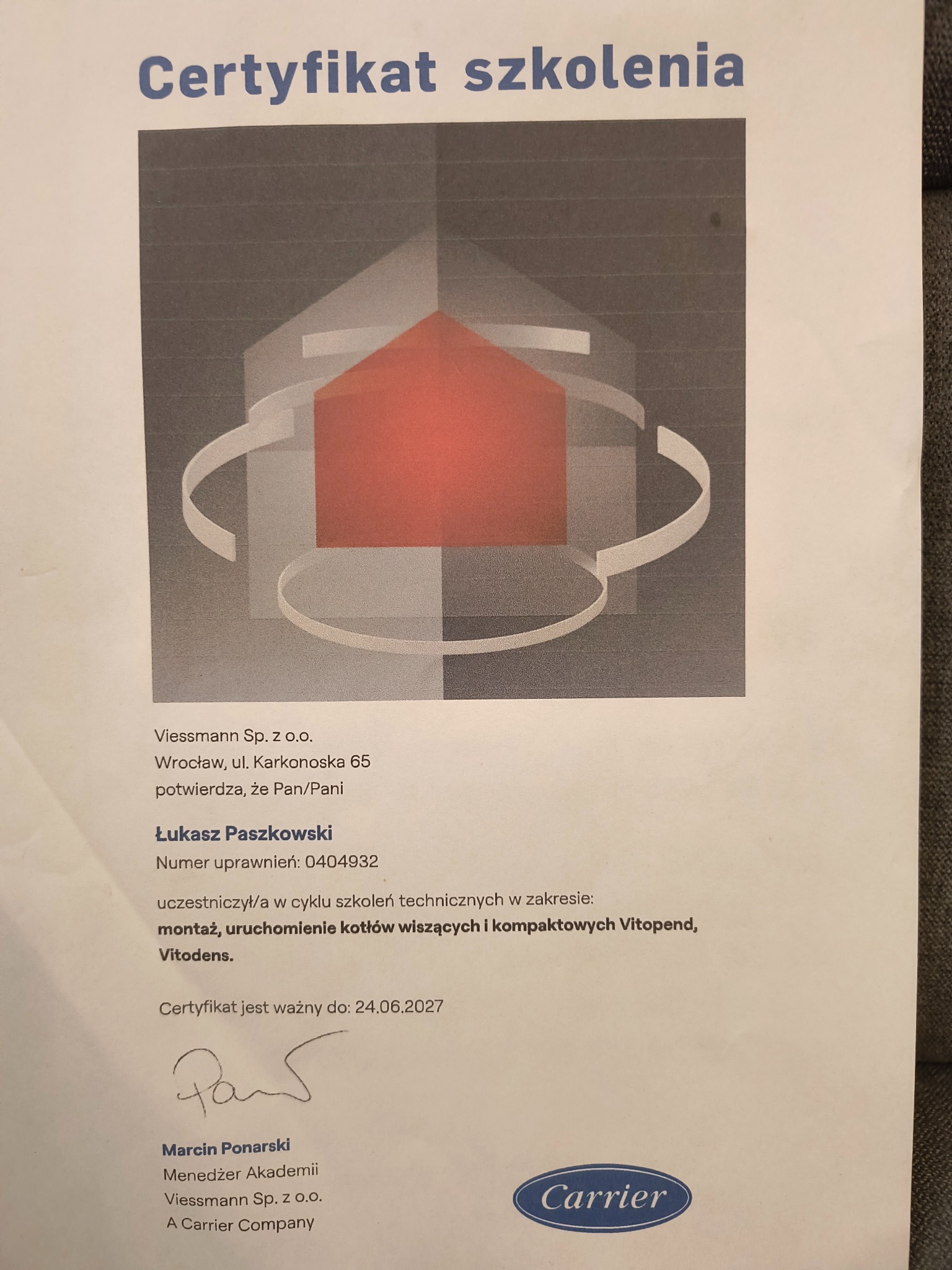 Certyfikat szkolenia Viessmann dla Łukasza Paszkowskiego, potwierdzający uprawnienia do montażu i uruchomienia kotłów wiszących Vitopend i Vitodens.