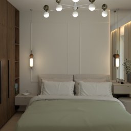 KRU Interiors - Nowoczesna sypialnia z drewnianą szafą, beżowymi zasłonami i minimalistycznym oświetleniem. Jasne wnętrze z zieloną narzutą i rośliną na szafce nocnej.
