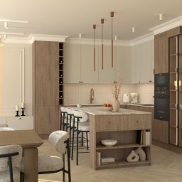 Elegancka aranżacja wnętrza: salon z kuchnią w beżach i brązach. Wyspa kuchenna z hokerami, stół z krzesłami, przeszklona witryna z oświetleniem LED.