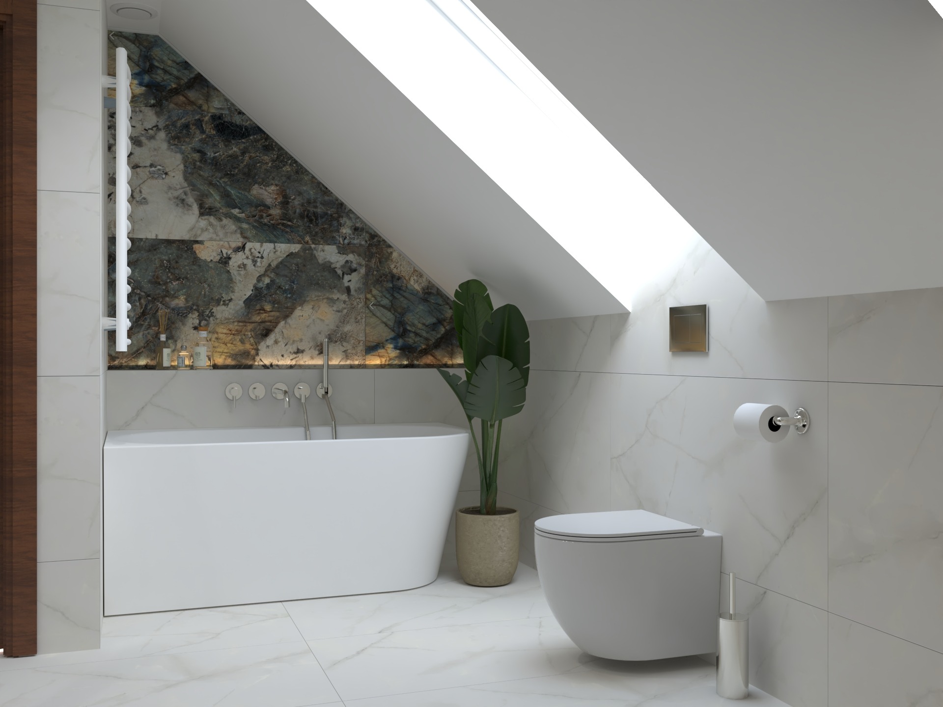 Nowoczesna łazienka na poddaszu z marmurowymi płytkami, wolnostojącą wanną i toaletą. Roślina w doniczce dodaje naturalnego akcentu. Światło wpada przez okno dachowe.