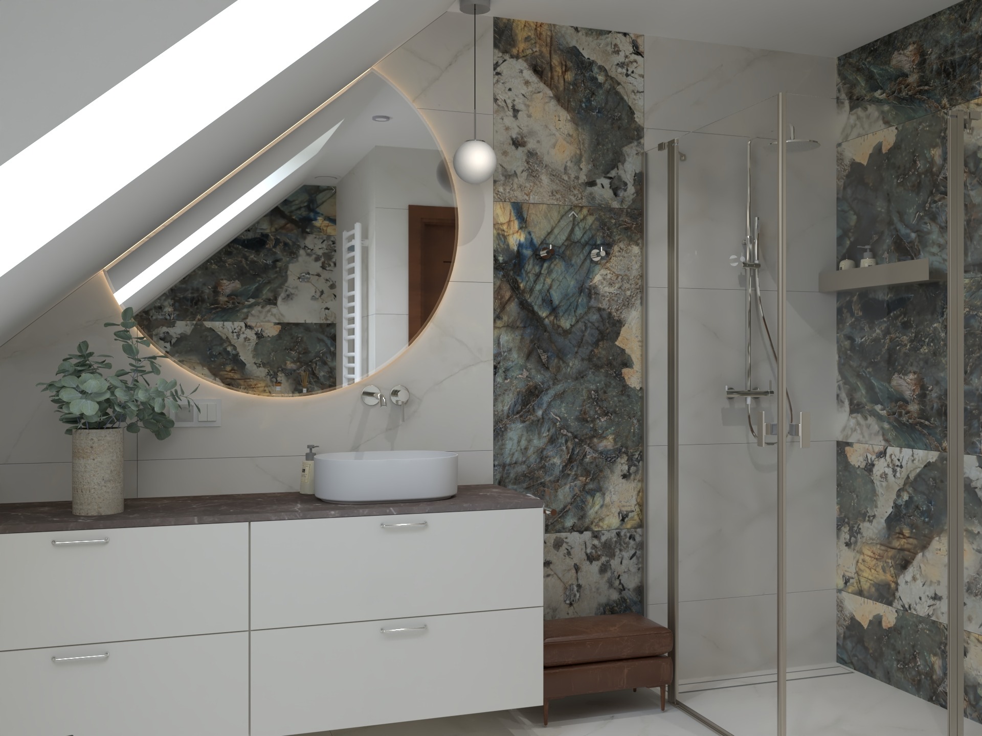 Stylowa łazienka na poddaszu z okrągłym lustrem z podświetleniem LED, białą szafką pod umywalką i kabiną prysznicową z marmurowymi płytkami w odcieniach szarości i złota.