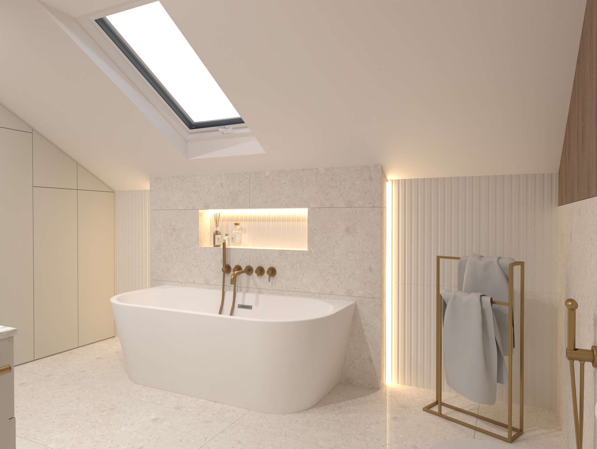Jasna łazienka na poddaszu z oknem dachowym. Wolnostojąca wanna, złota armatura i dekoracyjne oświetlenie nisz. Minimalistyczny design z akcentami beżu i bieli.