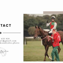 aleksandralos.photo - Uśmiechnięty dżokej na koniu prowadzonym przez kobietę w czerwonej marynarce i zielonych spodniach na tle zielonego toru wyścigowego. Nietypowa sesja.