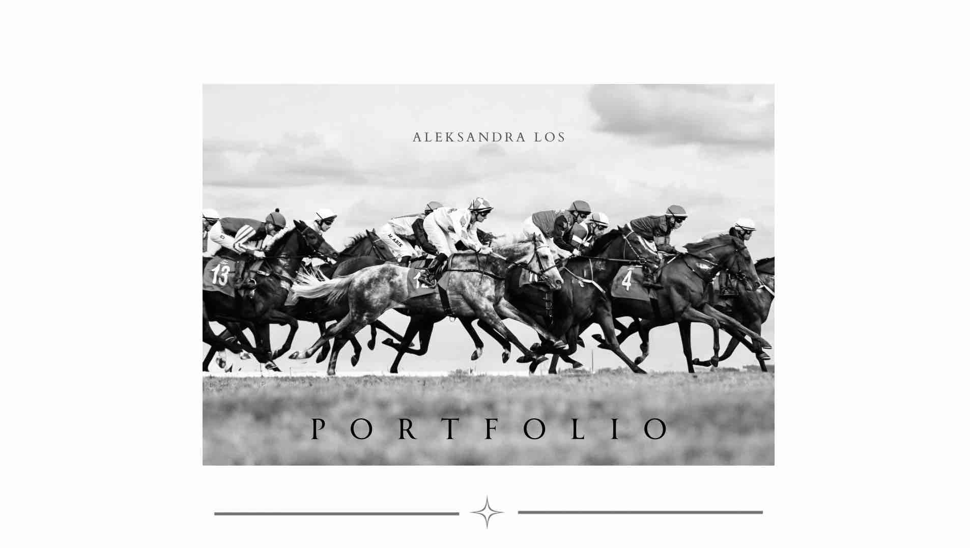 Czarno-białe zdjęcie z wyścigu konnego, gdzie jeźdźcy pędzą na koniach po torze. Widoczne numery na strojach. Sygnowane imieniem i nazwiskiem fotografa.