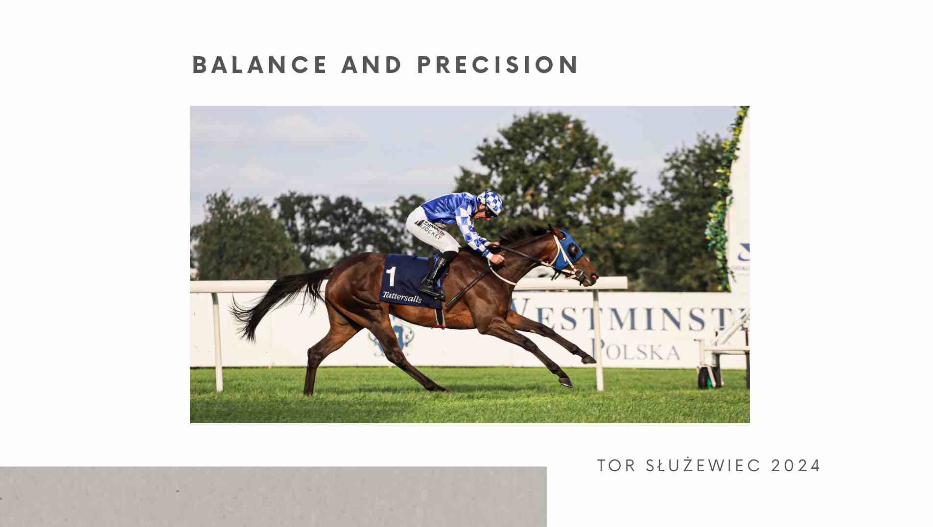 Dynamiczne ujęcie konia wyścigowego z jeźdźcem na Torze Służewiec, w pełnym galopie, z widocznym numerem '1' na derce i napisem 'Tattersalls'.