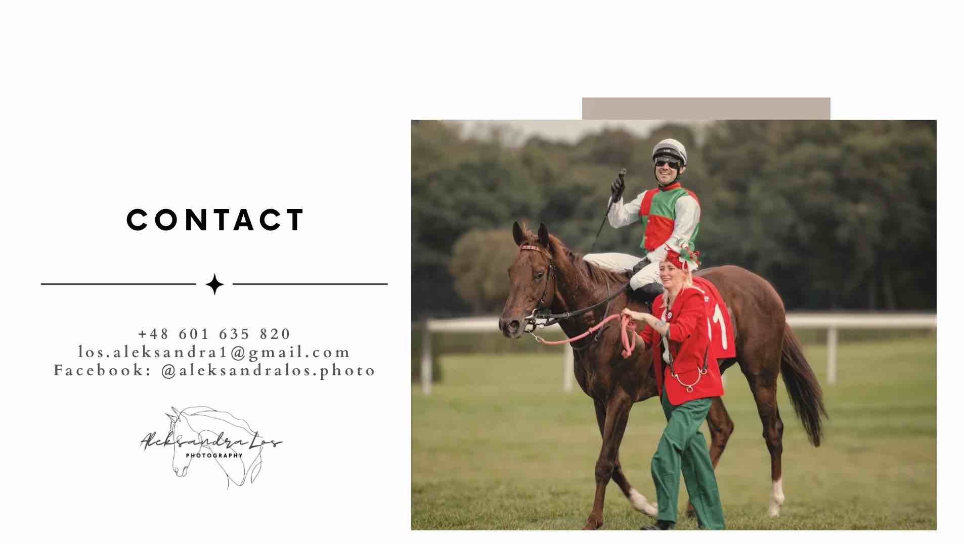 Uśmiechnięty dżokej na koniu prowadzonym przez kobietę w czerwonej marynarce i zielonych spodniach na tle zielonego toru wyścigowego. Nietypowa sesja.