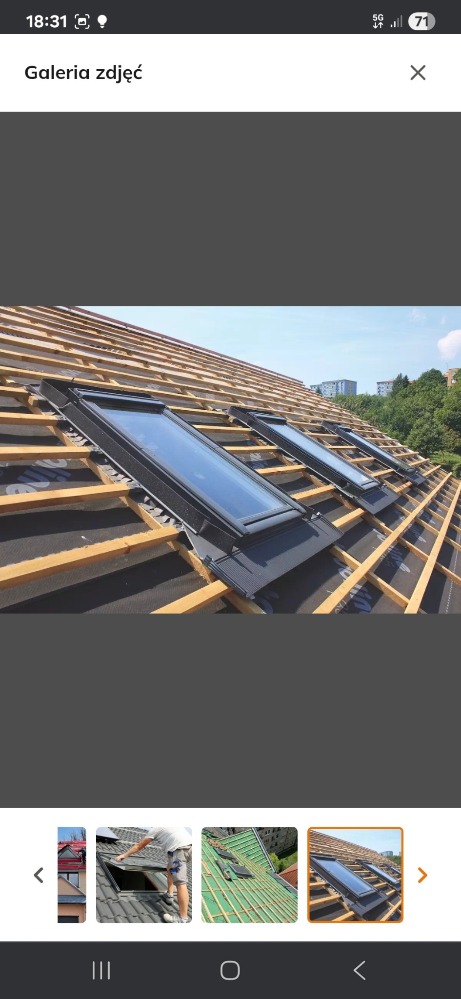 Montaż okien dachowych na drewnianej więźbie pokrytej membraną. Widok na trzy okna w trakcie instalacji, z widocznymi elementami konstrukcyjnymi dachu.