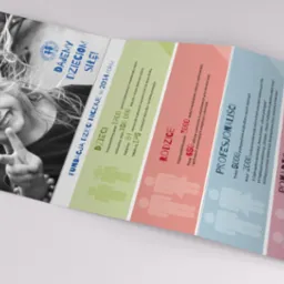 Ulotka informacyjna fundacji: uśmiechnięta dziewczynka, dane o wsparciu dzieci, rodziców i profesjonalistów w 2014 roku, logo fundacji, adres strony internetowej.