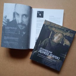 Dominik Popławski - Album artysty Stanisława Jędrzejewskiego otwarty na stronach z reprodukcjami jego prac i tekstem. Na okładce portret artysty.