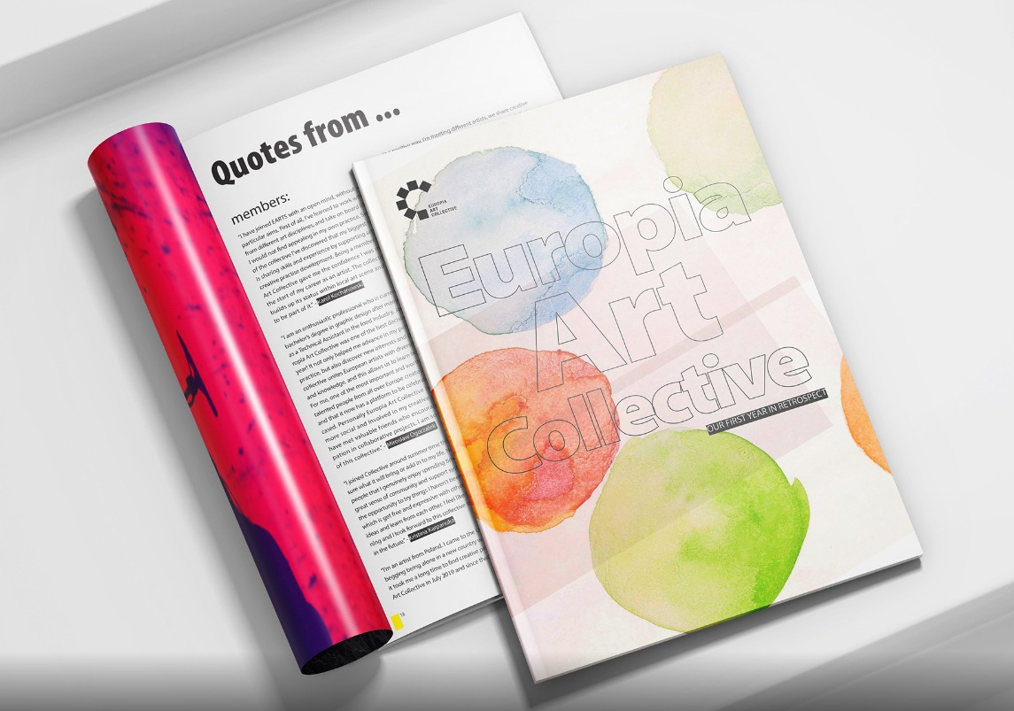 Dwa magazyny: jeden zwinięty w rulon z różowo-fioletowym wzorem, drugi otwarty z okładką 'Europia Art Collective' z kolorowymi plamami akwareli.