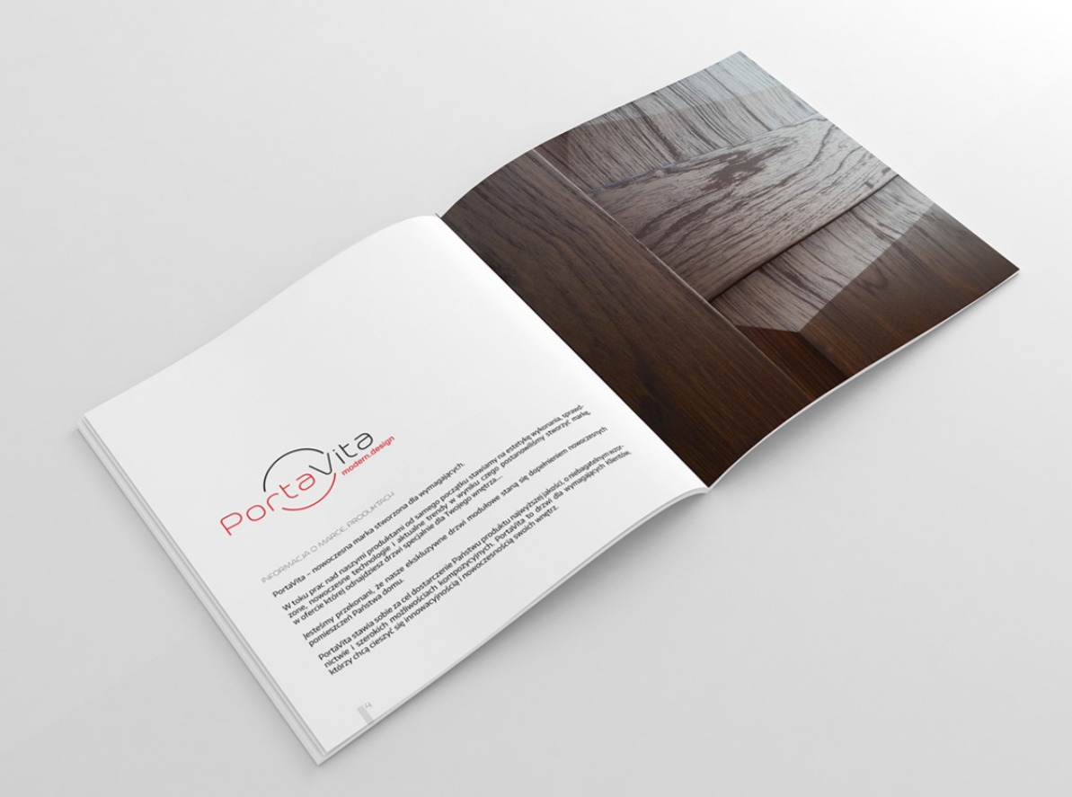 Otwarta broszura reklamowa PortaVita z ciemnym parkietem na prawej stronie, prezentująca ofertę drzwi, na białym tle. Broszura leży pod kątem, ukazując logo i tekst.