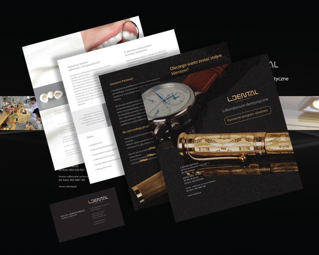 Materiały reklamowe laboratorium dentystycznego: ulotki z ofertą, wizytówka z logo, ułożone pod kątem na czarnym tle. Elegancki design, stonowana kolorystyka.