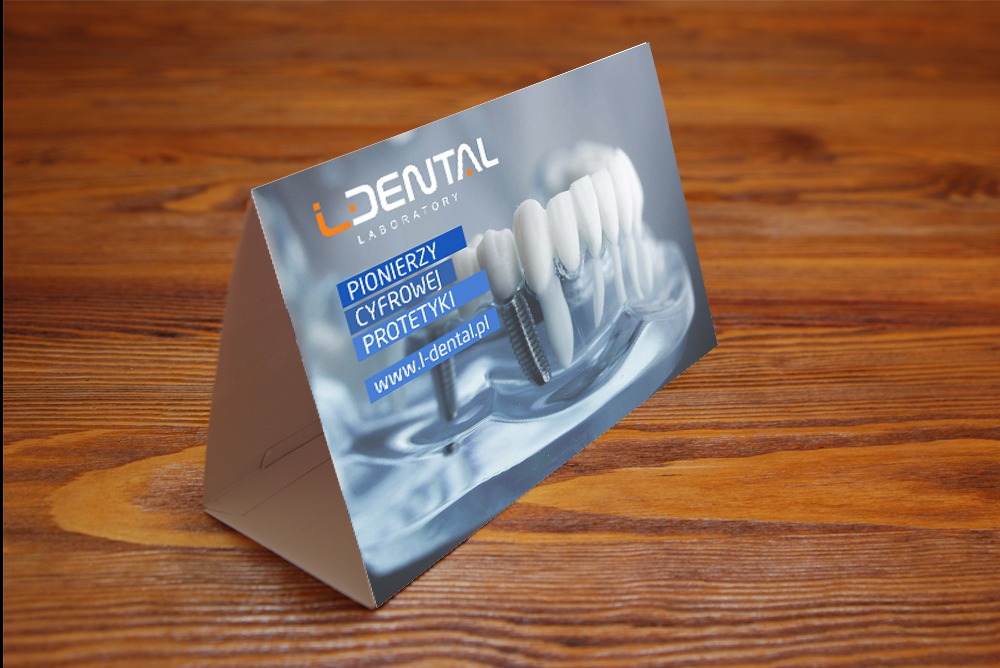 Stojak reklamowy I-Dental Laboratory z wizualizacją cyfrowej protetyki na drewnianym tle. Nowoczesny design, precyzyjne detale implantu i estetyczna prezentacja.