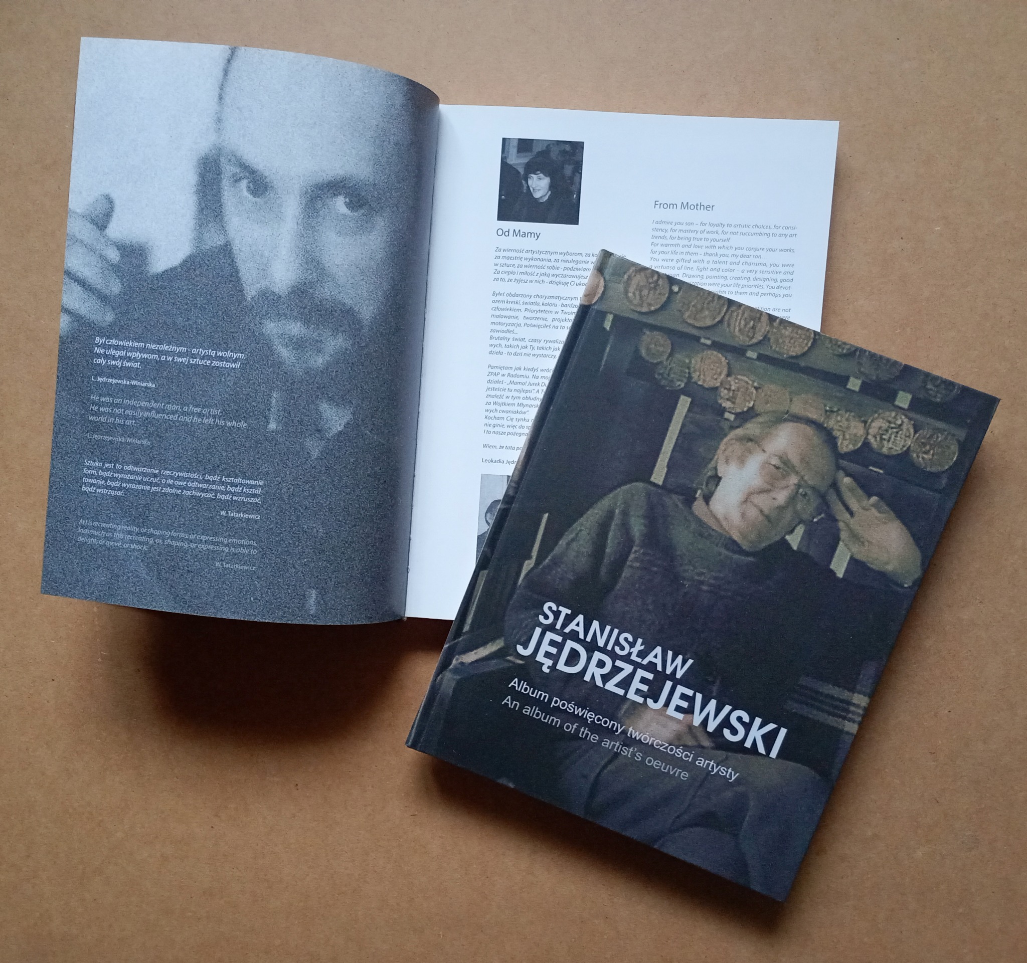 Album artysty Stanisława Jędrzejewskiego otwarty na stronach z reprodukcjami jego prac i tekstem. Na okładce portret artysty.