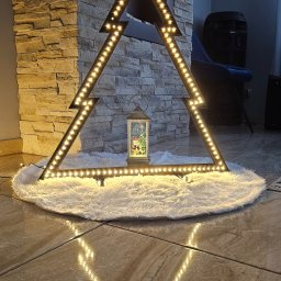 Metalowa choinka ze światełkami 