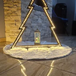 Metalowa choinka ze światełkami