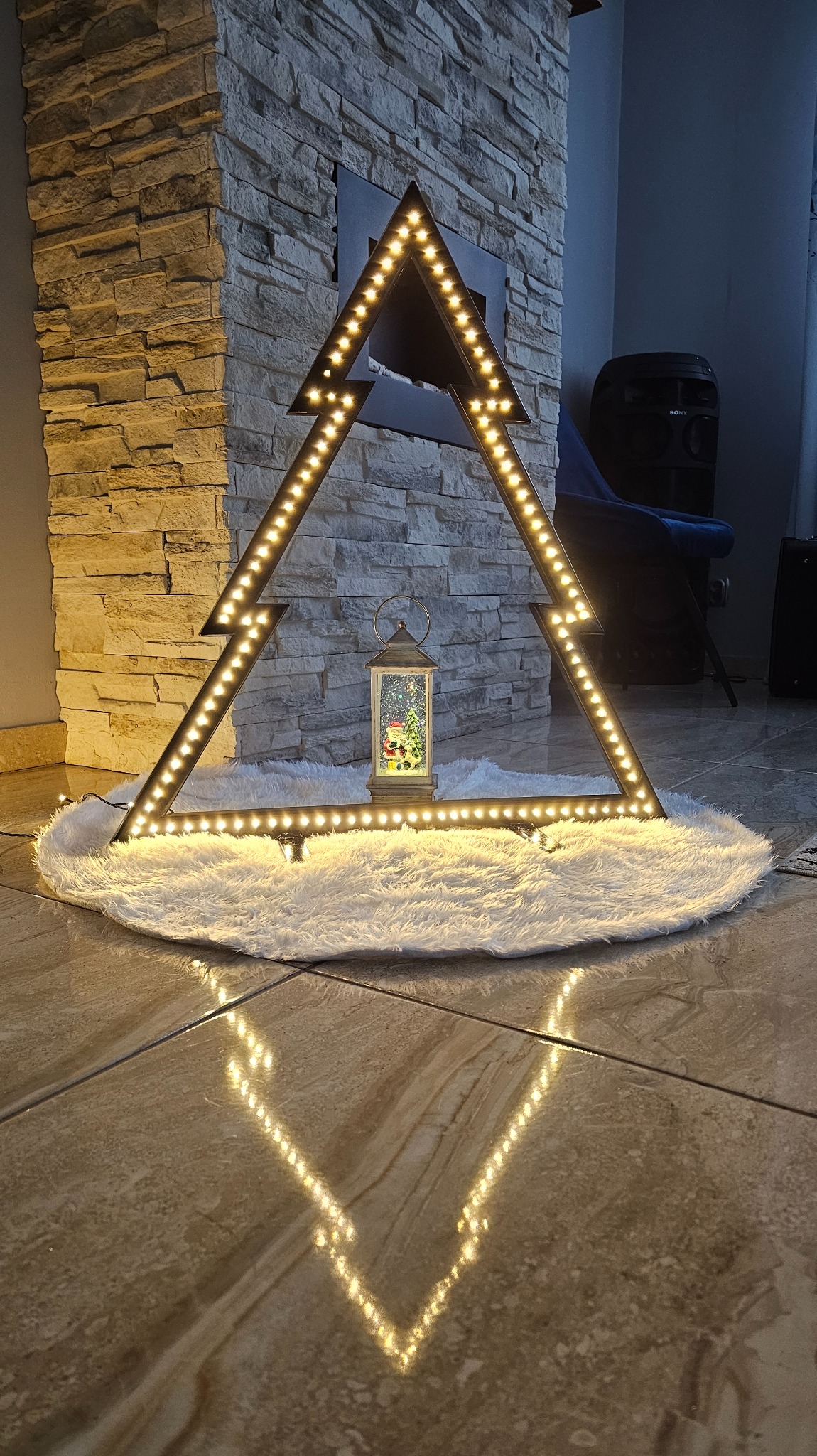 Metalowa choinka ze światełkami