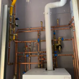 Instalacja kotła gazowego marki Viessmann z wbudowanym zasobnikiem ciepłej wody użytkowej.