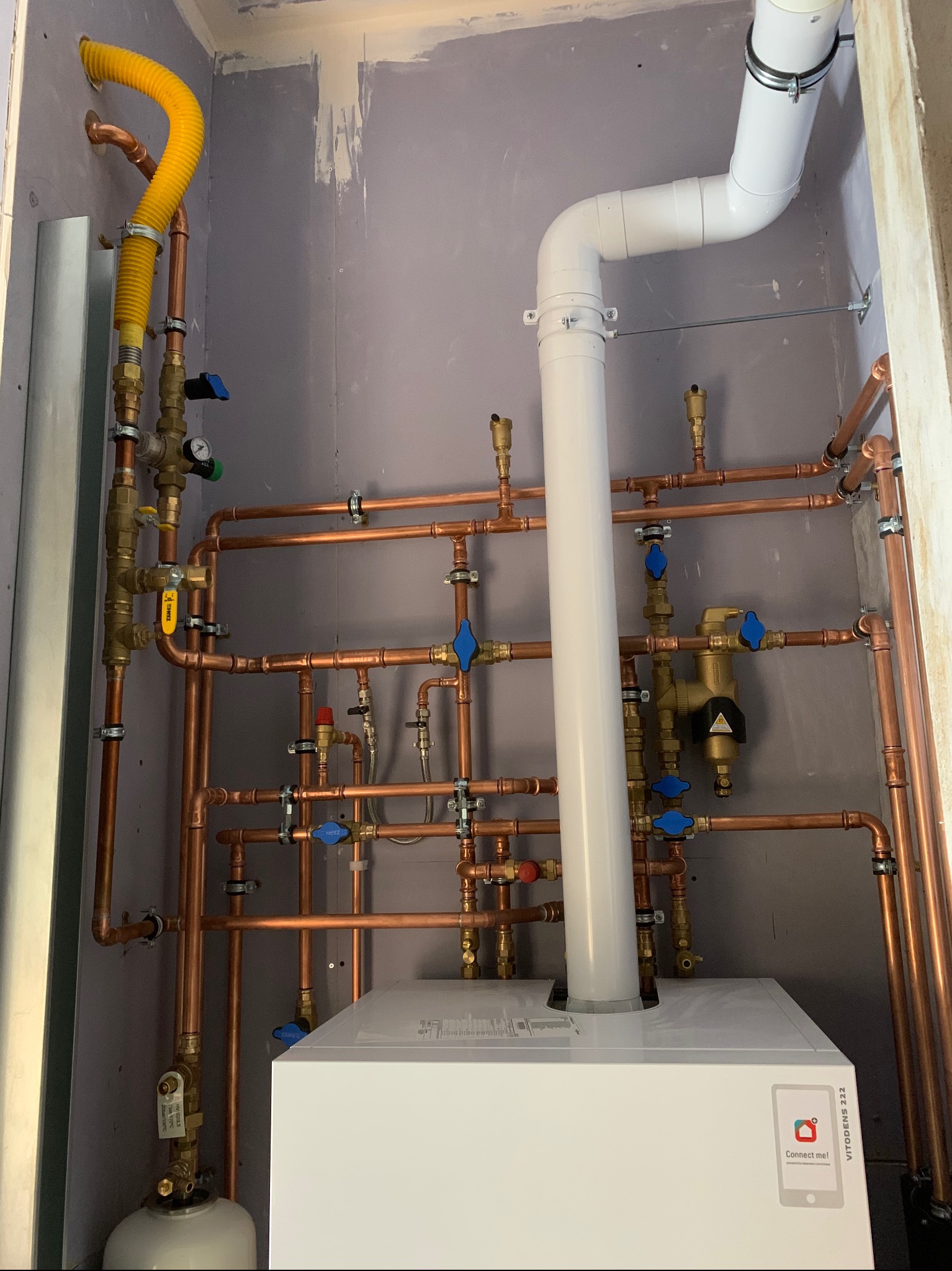 Instalacja kotła gazowego marki Viessmann z wbudowanym zasobnikiem ciepłej wody użytkowej.