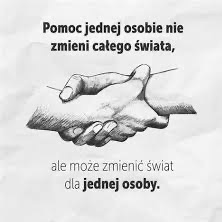 Szkic dłoni w geście wsparcia na teksturowanym tle. Czarno-biała grafika z sentencją o wpływie pomocy na życie jednej osoby.