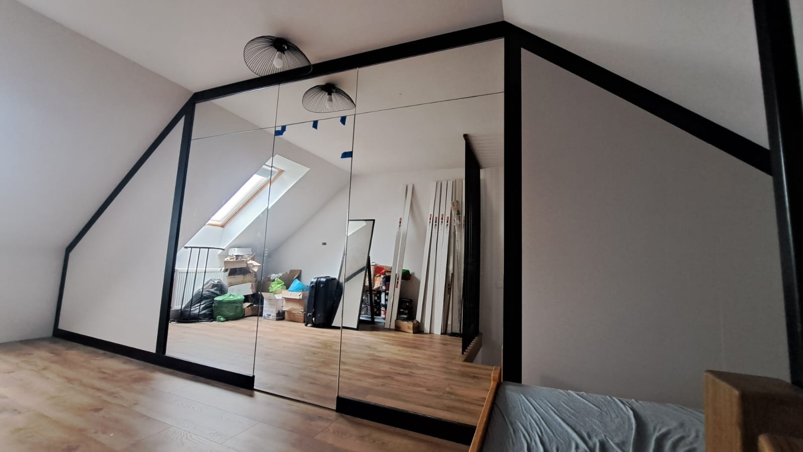 Garderoba na poddaszu z plecami lustrzanymi. Wejście przez front z lustrem.