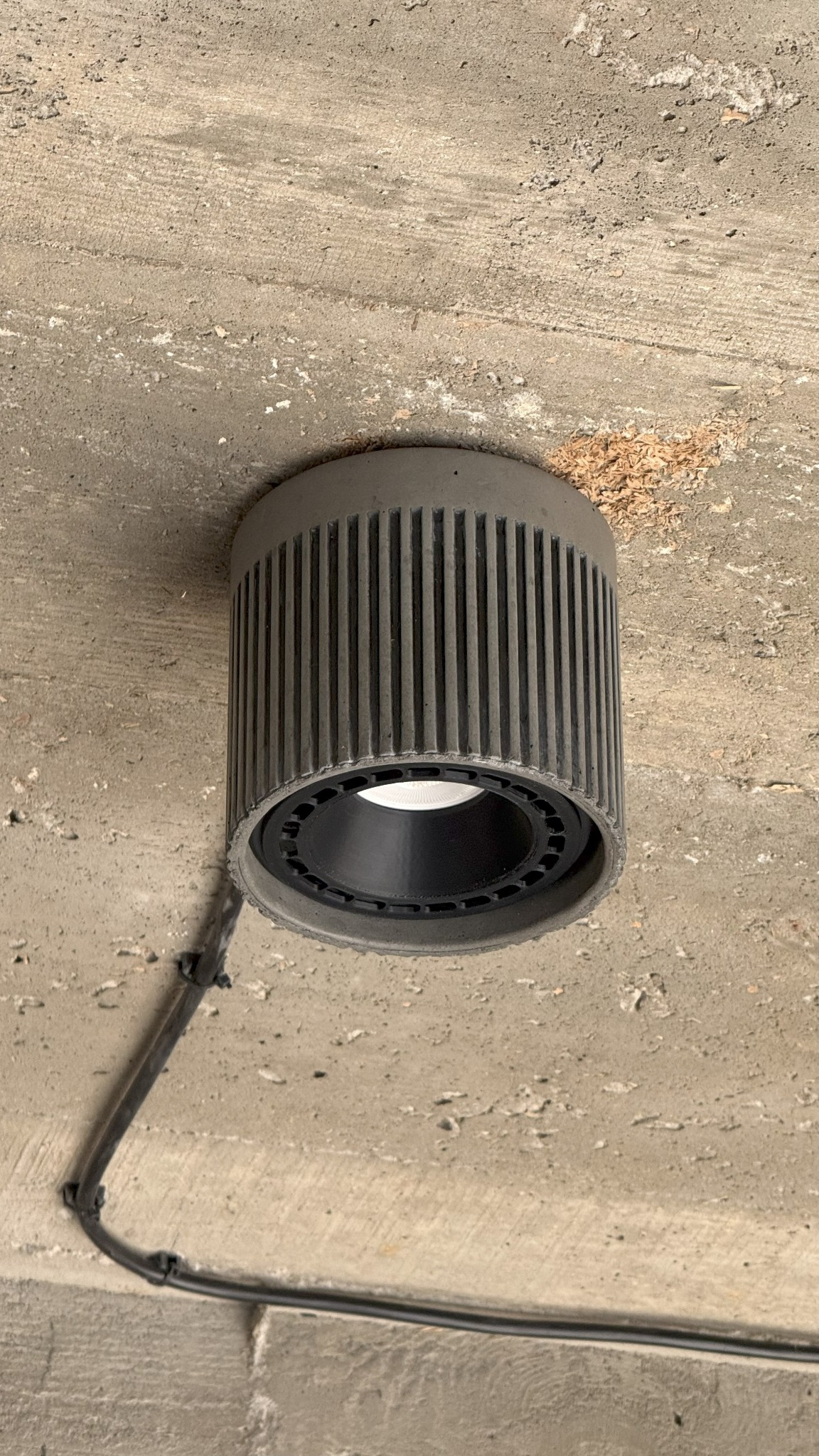 Lampa betonowa ryflowana cylindryczna. ES111- GU10. Ręcznie wykonana. Krótkie serie. Kolory