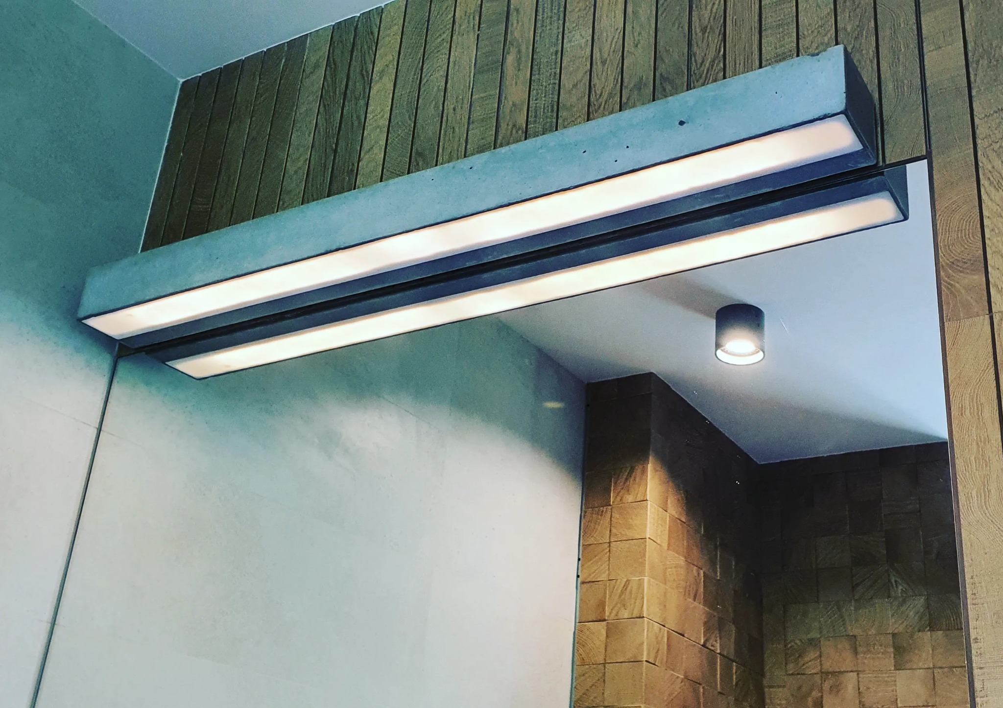 Kinkiet ścienny betonowowy wykonywany na wymiar. Handmade. Oświetlenie led. Lekka konstrukcja