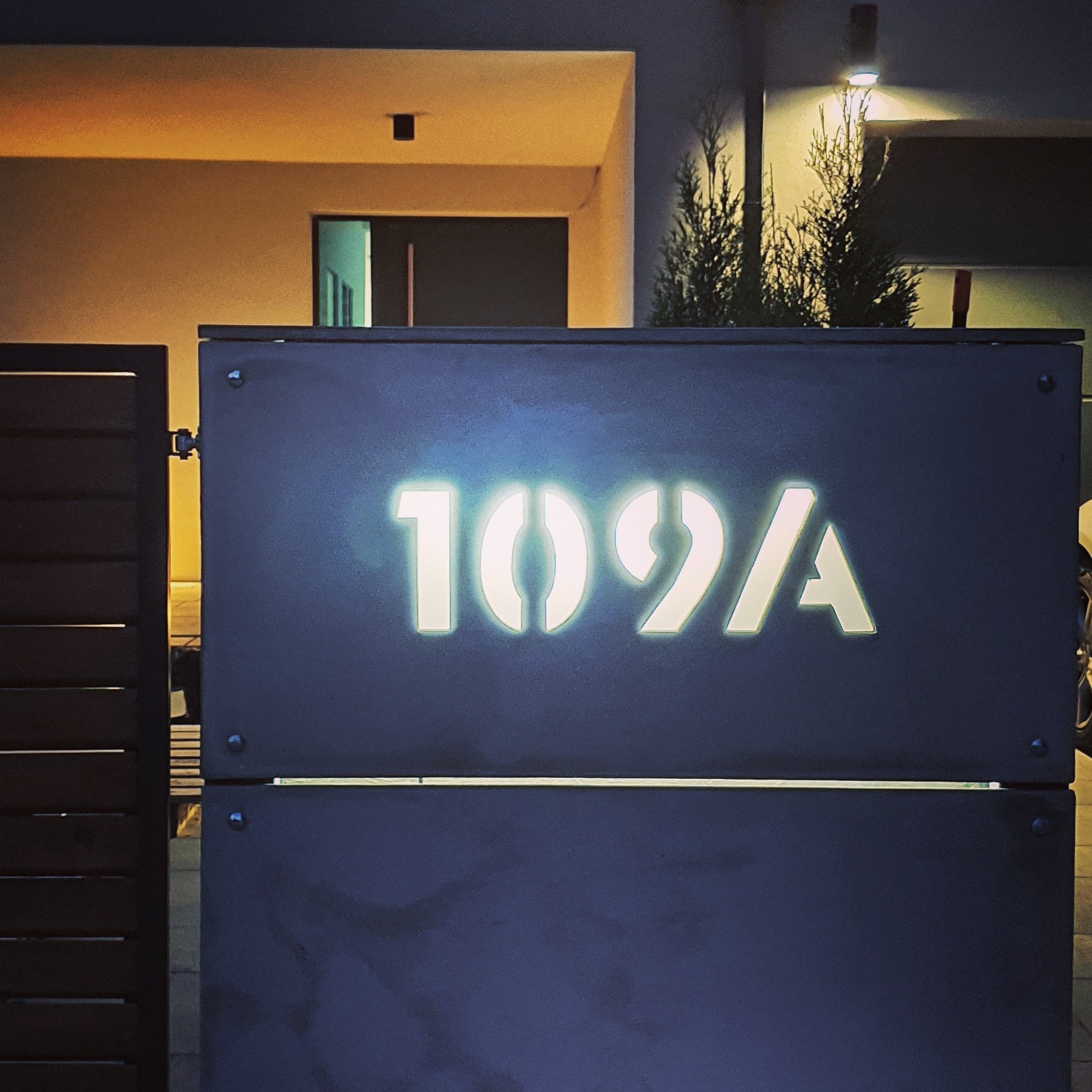 Podświetlana płyta betonowa z numerem posesji