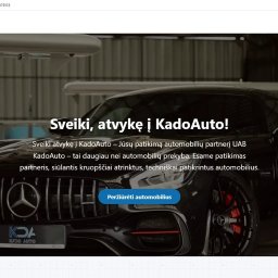 EliteTechByte - Strona internetowa firmy Kado Auto z czarnym samochodem sportowym na tle samolotów. Napis 'Sveiki, atvykę į KadoAuto!' i przycisk 'Peržiūrėti automobilius'.