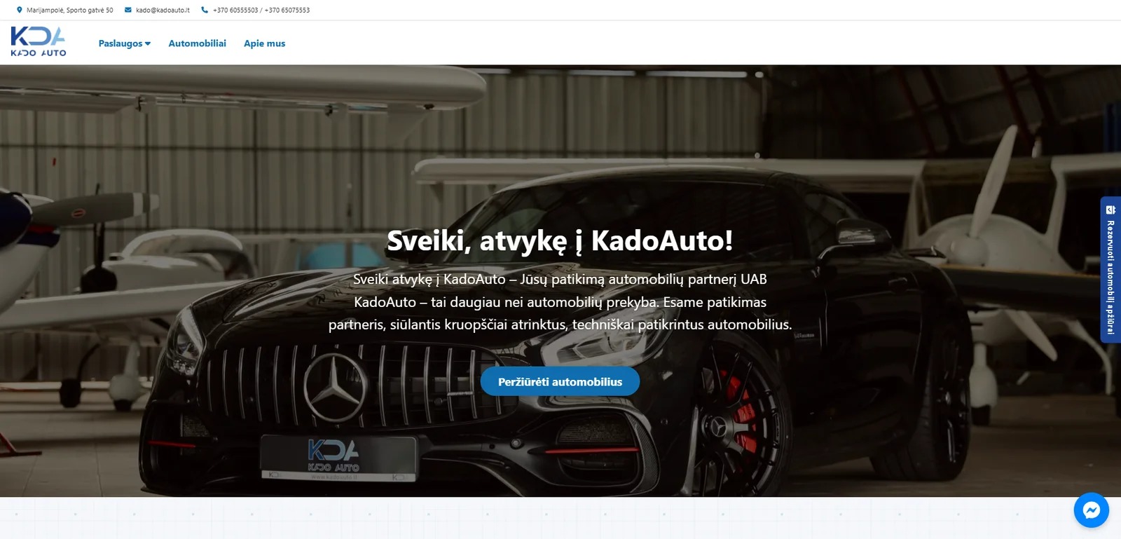 Strona internetowa firmy Kado Auto z czarnym samochodem sportowym na tle samolotów. Napis 'Sveiki, atvykę į KadoAuto!' i przycisk 'Peržiūrėti automobilius'.